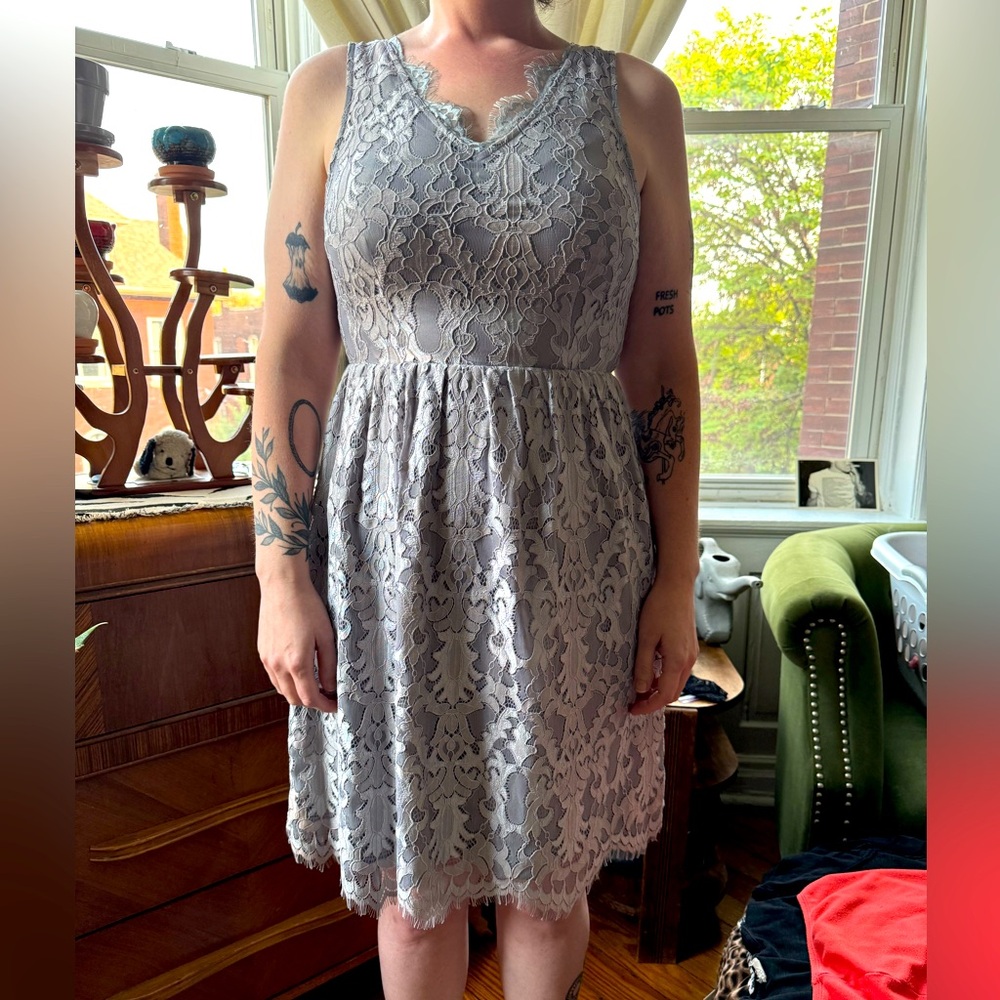 Liza Luxe sz M gray lace sleeveless knee length shift dress